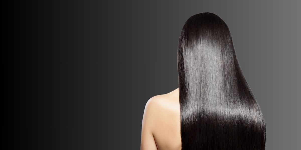 Brasilianische Glättung – langes, seidig glattes Haar Rückansicht einer Frau mit langem, spiegelglattem und glänzendem Haar nach einer brasilianischen Glättung