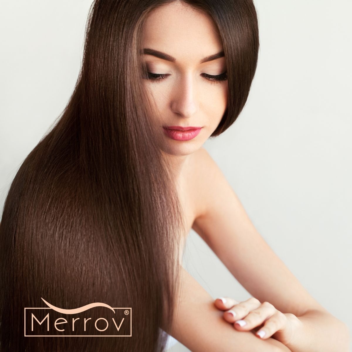 Glatte Haare durch die Keratinglättung von Merrov Frau mit langen, glatten und gepflegten Haaren nach einer Behandlung mit MERROV